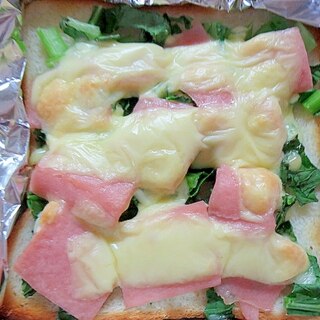 小松菜と魚肉ソーセージのトースト